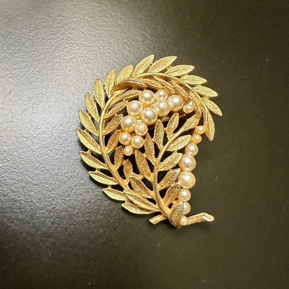 UNMARKED,VINTAGE BROOCH WITH GOLD LEAF DESIGN & WHITE PEARLS. IN GOOD CONDITION - Picture 3 of 5